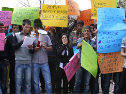 Protesto için kitapçıkları yaktılar