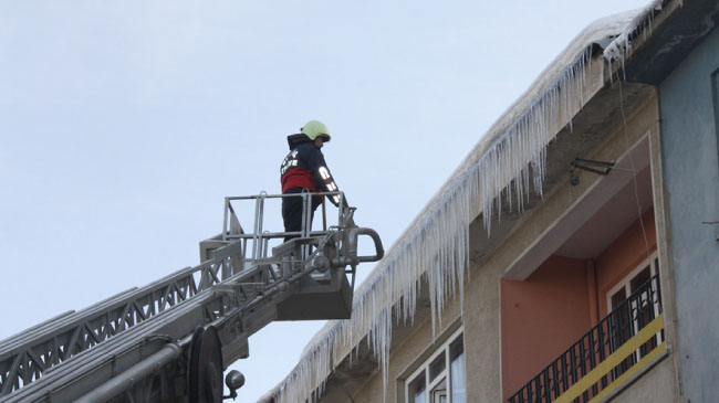 Saçaklardaki sarkıtlara dikkat!