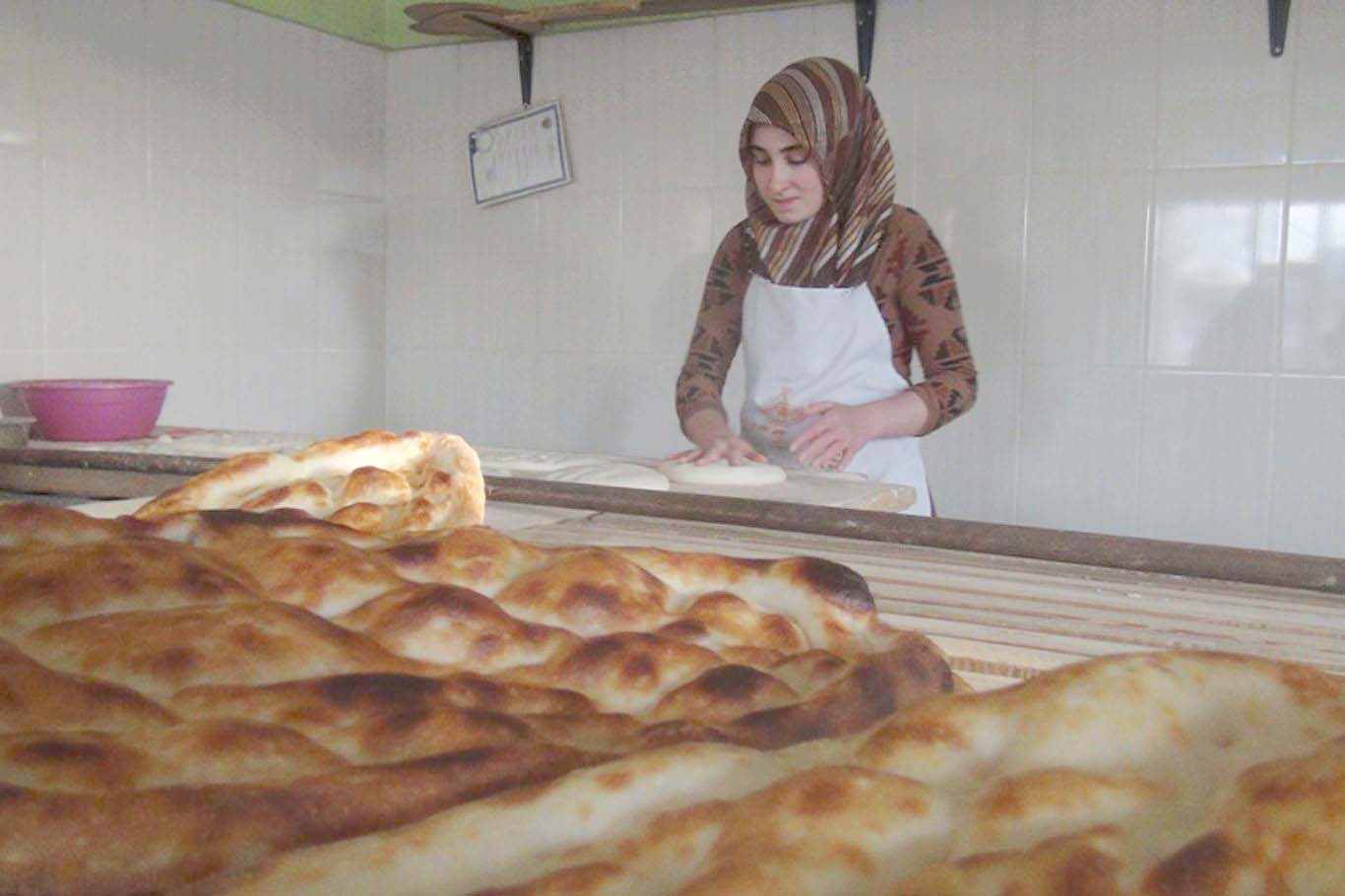 Taş fırın ekmeğine kadın eli