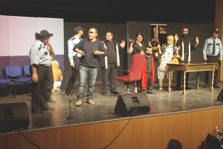 Tiyatro oyunu ilgiyle izlendi