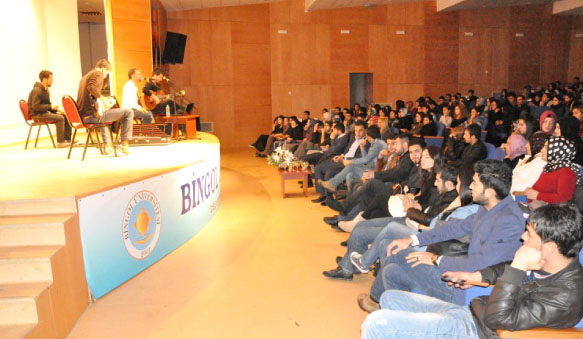 Üniversitede müzik ve tiyatro etkinliği