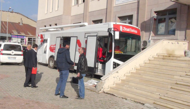 Yakılan banka seyyar hizmet verecek