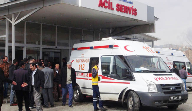 Yaşlı kadın minibüsün altında kaldı