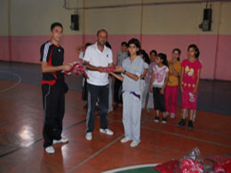 Yaz spor okulu öğrencilerine malzeme yardımı