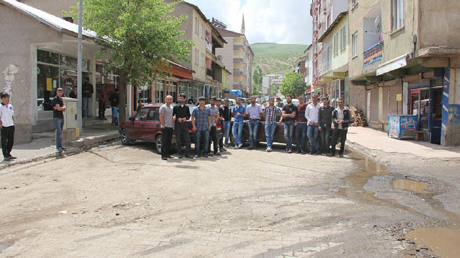 Yenimahalleliler yol kapattı!