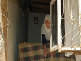 Yıkılan evde yaşam mücadelesi