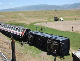 Yük treni vagonları raydan çıktı