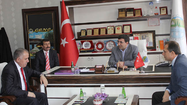 Zazalar başbakan`ın arkasında