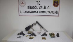 Çadırda silah, uyuşturucu, ne ararsan var!