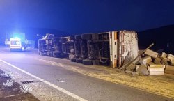 Bingöl`de saman yüklü kamyon devrildi