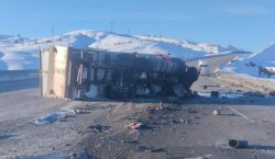 Bingöl`de tır devrildi: 1 yaralı