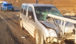 Hafif Ticari Araç Bariyerlere Ok Gibi Saplandı: 2 Yaralı