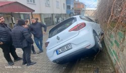 Otomobil Duvara Çarptı: 2 Kişi Yaralandı