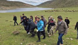 Dağlık Alanda Yaralanan Şahsı Ekipler Kurtardı