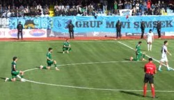Protesto ile başlayan maçta 4 gol!