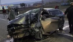 Karlıova`da otomobil direğe çarptı: 3 yaralı